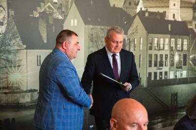 Sesja Rady Powiatu Nowosolskiego, gratulacje od Wicemarszałka Grzegorza Potęgi