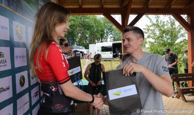 Wicemarszałek Województwa Lubuskiego Sebastian Ciemnoczołowski podczas ceremonii dekoracji najlepszych zawodniczek 