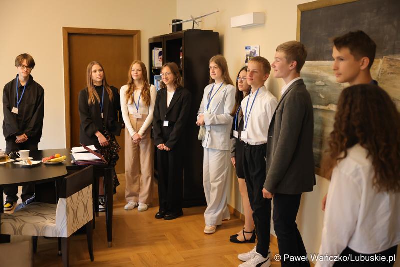 Uczestnicy jubileuszowych obrad Lubuskiego Sejmiku Dziecięcego w Zielonej Górze