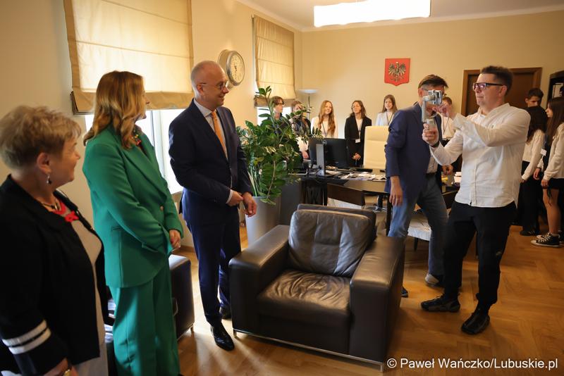Uczestnicy jubileuszowych obrad Lubuskiego Sejmiku Dziecięcego w Zielonej Górze