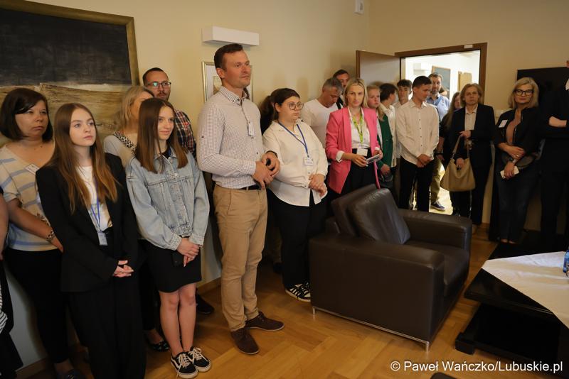 Uczestnicy jubileuszowych obrad Lubuskiego Sejmiku Dziecięcego w Zielonej Górze