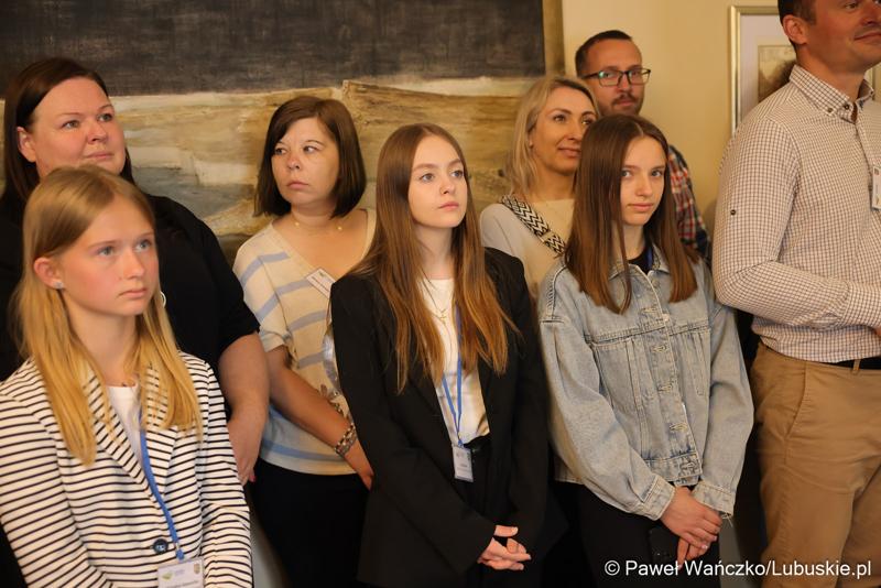 Uczestnicy jubileuszowych obrad Lubuskiego Sejmiku Dziecięcego w Zielonej Górze