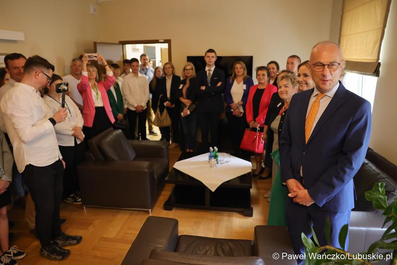 Uczestnicy jubileuszowych obrad Lubuskiego Sejmiku Dziecięcego w Zielonej Górze