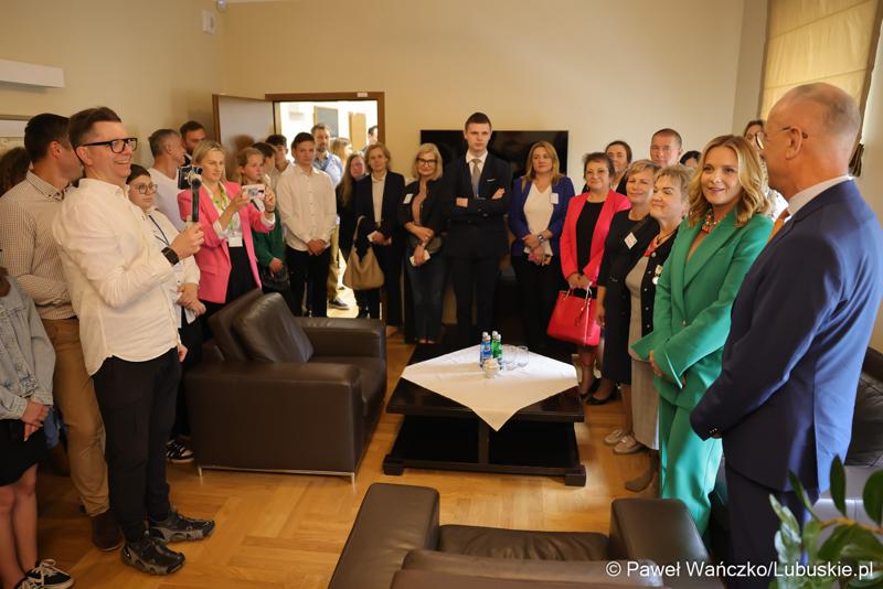 Uczestnicy jubileuszowych obrad Lubuskiego Sejmiku Dziecięcego w Zielonej Górze