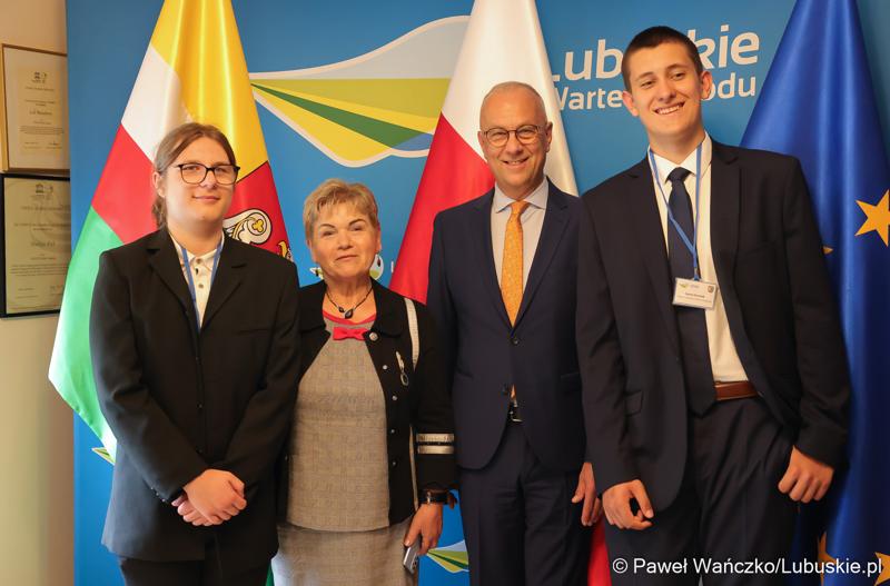 Uczestnicy jubileuszowych obrad Lubuskiego Sejmiku Dziecięcego w Zielonej Górze
