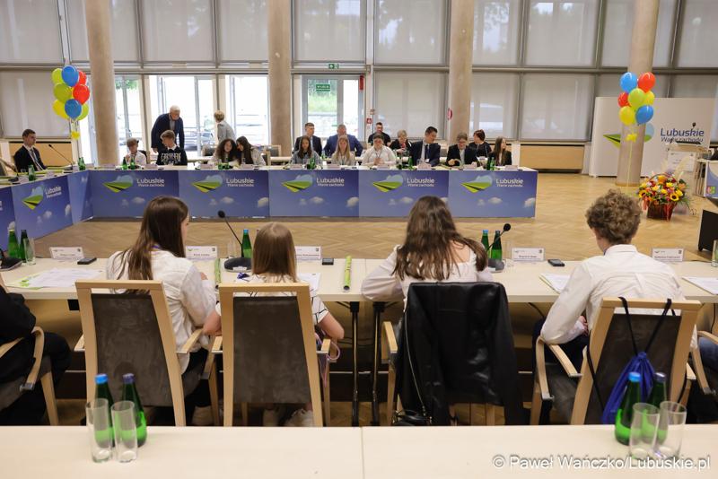 Uczestnicy jubileuszowych obrad Lubuskiego Sejmiku Dziecięcego w Zielonej Górze