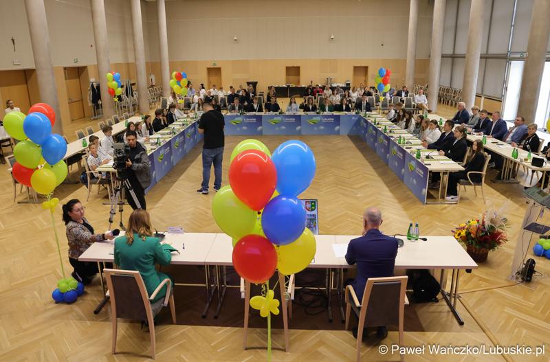 Uczestnicy jubileuszowych obrad Lubuskiego Sejmiku Dziecięcego w Zielonej Górze