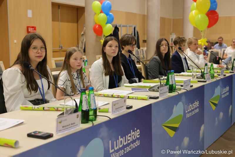 Uczestnicy jubileuszowych obrad Lubuskiego Sejmiku Dziecięcego w Zielonej Górze