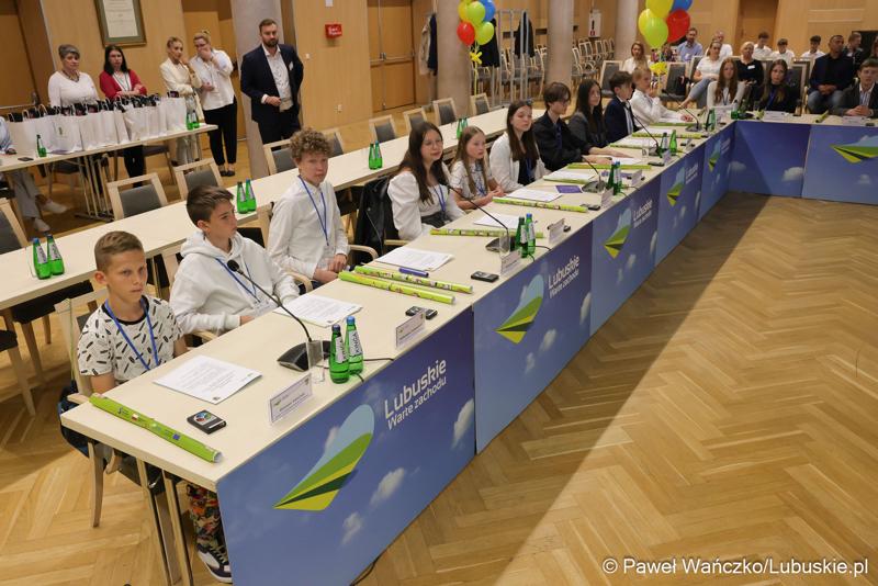 Uczestnicy jubileuszowych obrad Lubuskiego Sejmiku Dziecięcego w Zielonej Górze