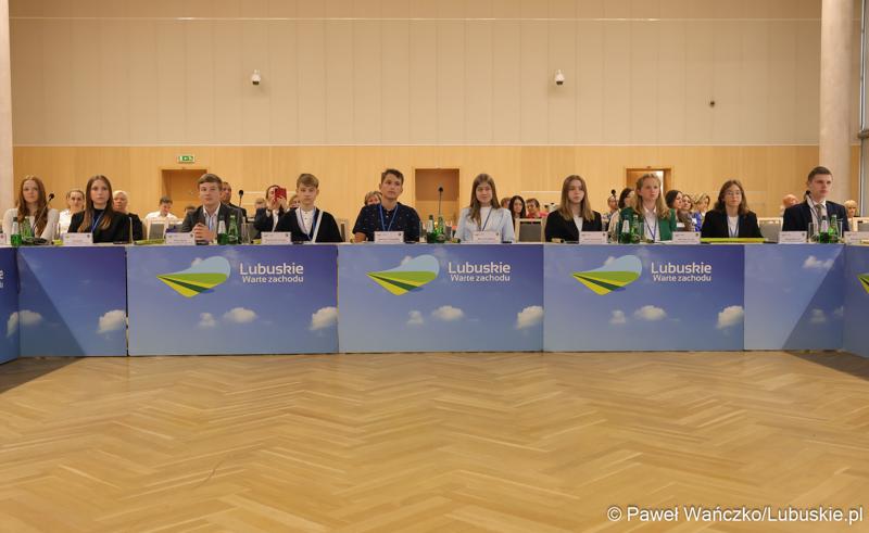 Uczestnicy jubileuszowych obrad Lubuskiego Sejmiku Dziecięcego w Zielonej Górze