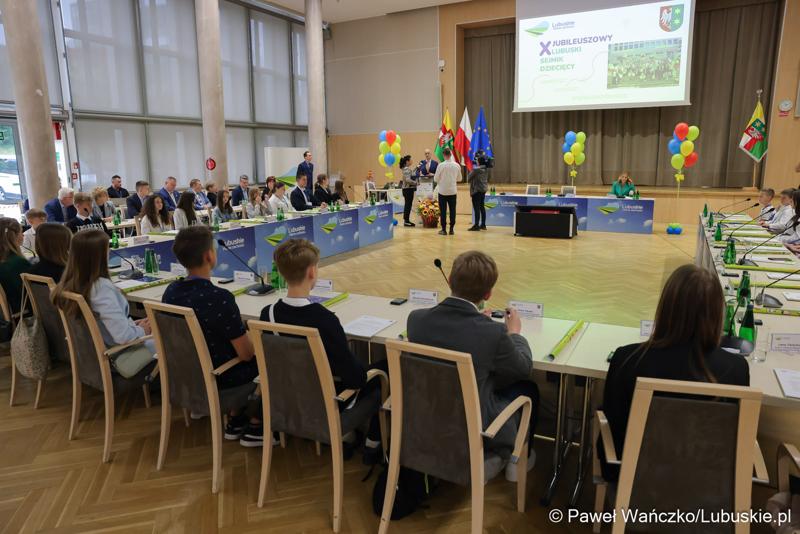 Uczestnicy jubileuszowych obrad Lubuskiego Sejmiku Dziecięcego w Zielonej Górze