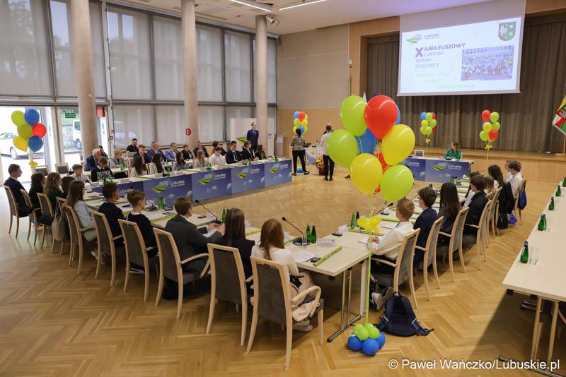 Uczestnicy jubileuszowych obrad Lubuskiego Sejmiku Dziecięcego w Zielonej Górze