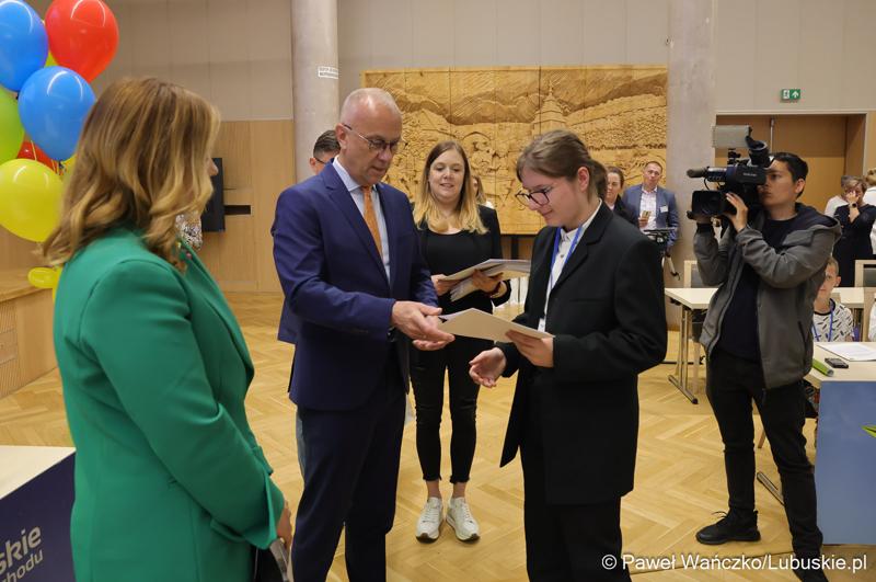 Uczestnicy jubileuszowych obrad Lubuskiego Sejmiku Dziecięcego w Zielonej Górze