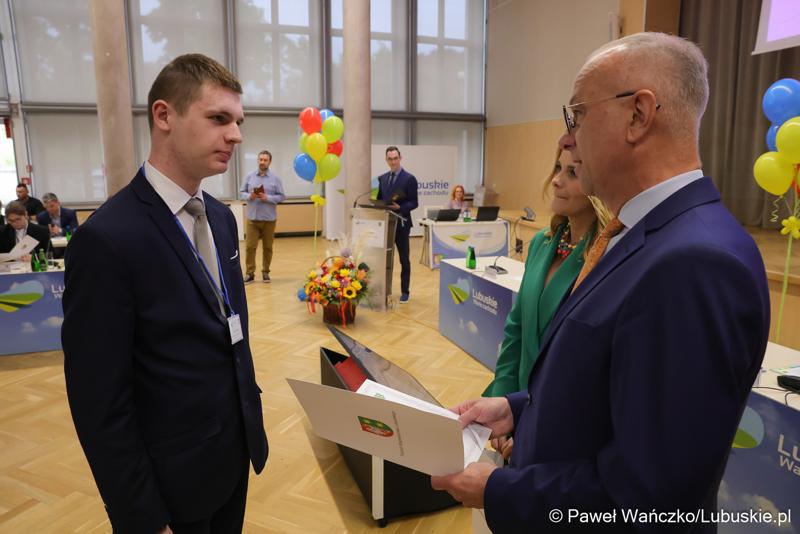 Uczestnicy jubileuszowych obrad Lubuskiego Sejmiku Dziecięcego w Zielonej Górze