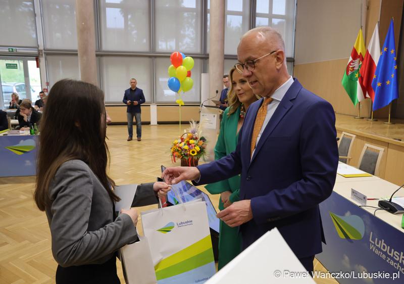 Uczestnicy jubileuszowych obrad Lubuskiego Sejmiku Dziecięcego w Zielonej Górze