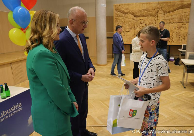 Uczestnicy jubileuszowych obrad Lubuskiego Sejmiku Dziecięcego w Zielonej Górze
