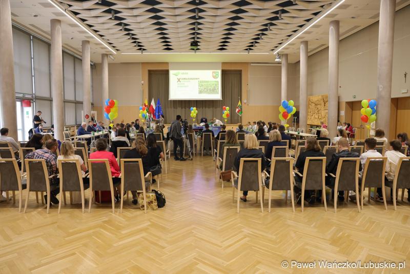 Uczestnicy jubileuszowych obrad Lubuskiego Sejmiku Dziecięcego w Zielonej Górze