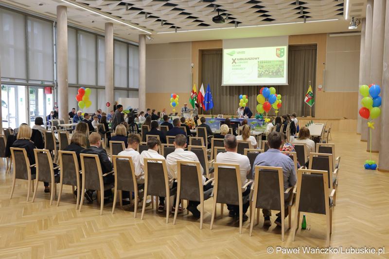 Uczestnicy jubileuszowych obrad Lubuskiego Sejmiku Dziecięcego w Zielonej Górze
