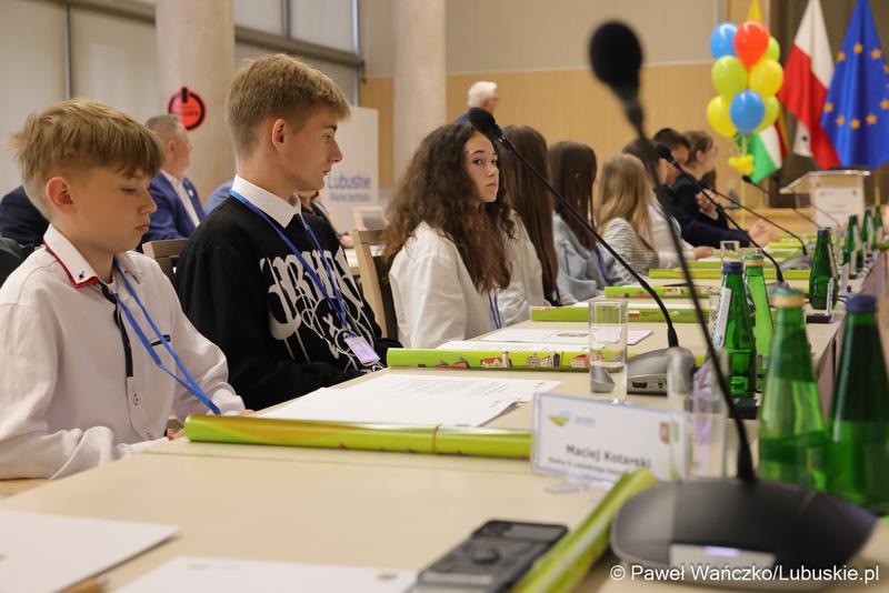 Uczestnicy jubileuszowych obrad Lubuskiego Sejmiku Dziecięcego w Zielonej Górze