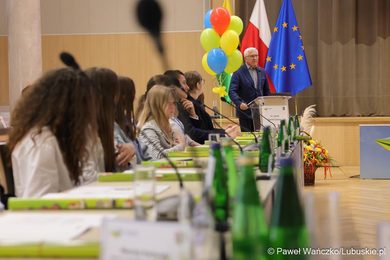 Uczestnicy jubileuszowych obrad Lubuskiego Sejmiku Dziecięcego w Zielonej Górze