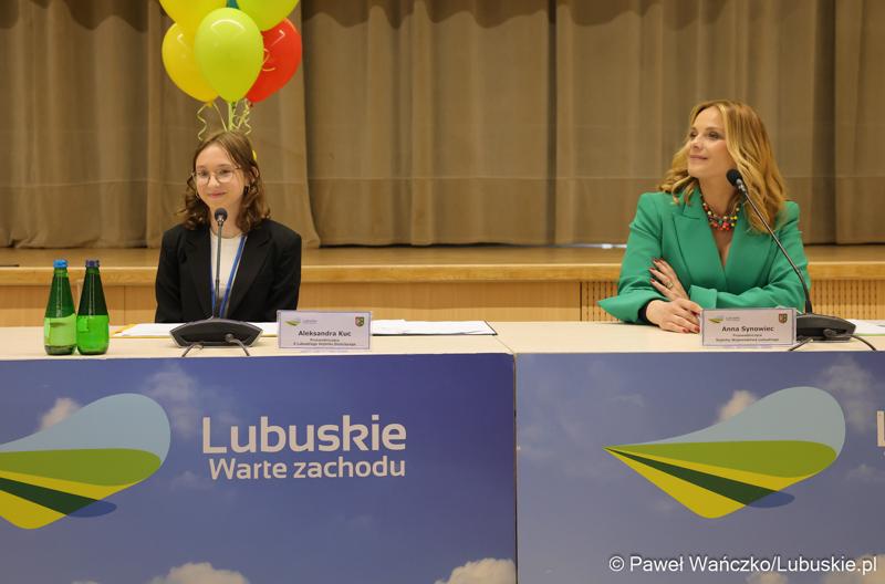 Uczestnicy jubileuszowych obrad Lubuskiego Sejmiku Dziecięcego w Zielonej Górze