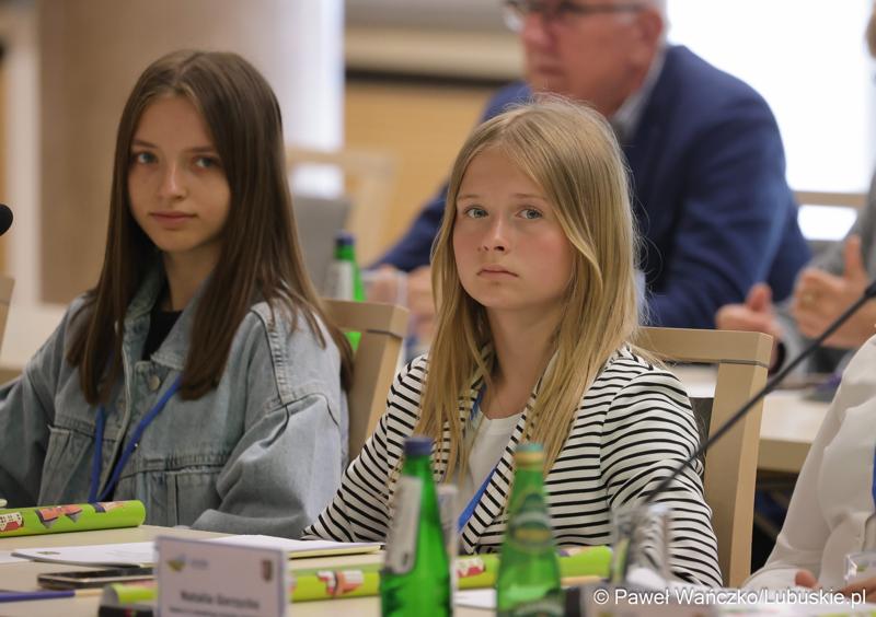 Uczestnicy jubileuszowych obrad Lubuskiego Sejmiku Dziecięcego w Zielonej Górze