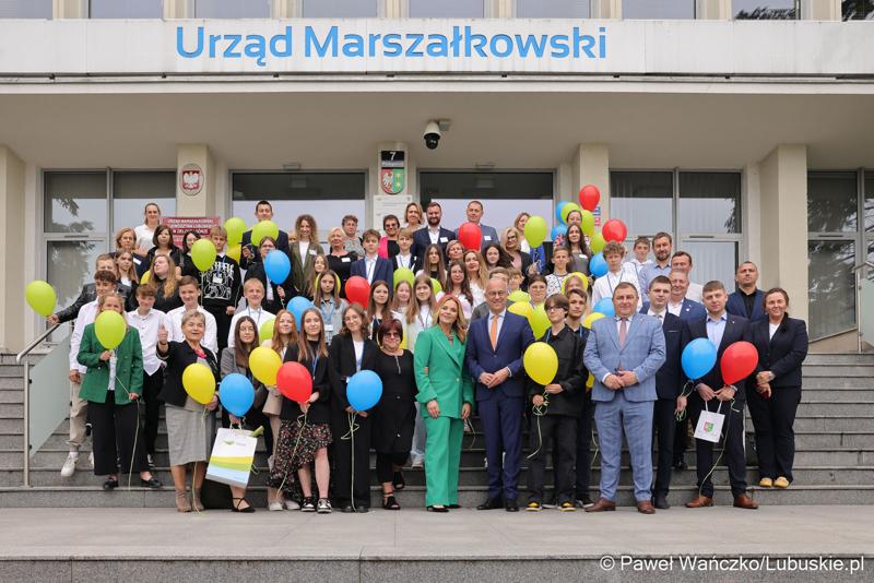 Uczestnicy jubileuszowych obrad Lubuskiego Sejmiku Dziecięcego w Zielonej Górze