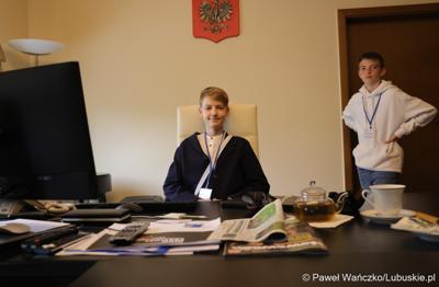 Uczestnicy jubileuszowych obrad Lubuskiego Sejmiku Dziecięcego w Zielonej Górze