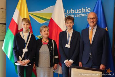Uczestnicy jubileuszowych obrad Lubuskiego Sejmiku Dziecięcego w Zielonej Górze