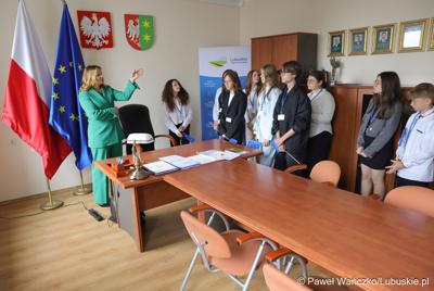 Uczestnicy jubileuszowych obrad Lubuskiego Sejmiku Dziecięcego w Zielonej Górze