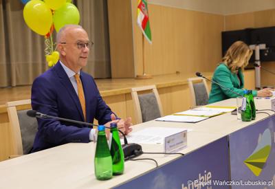 Uczestnicy jubileuszowych obrad Lubuskiego Sejmiku Dziecięcego w Zielonej Górze