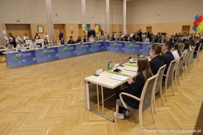 Uczestnicy jubileuszowych obrad Lubuskiego Sejmiku Dziecięcego w Zielonej Górze