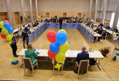 Uczestnicy jubileuszowych obrad Lubuskiego Sejmiku Dziecięcego w Zielonej Górze