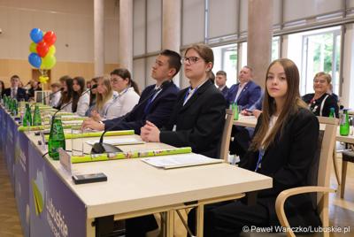 Uczestnicy jubileuszowych obrad Lubuskiego Sejmiku Dziecięcego w Zielonej Górze