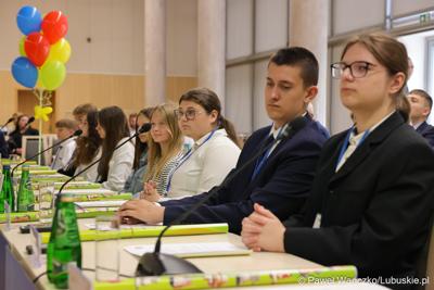Uczestnicy jubileuszowych obrad Lubuskiego Sejmiku Dziecięcego w Zielonej Górze