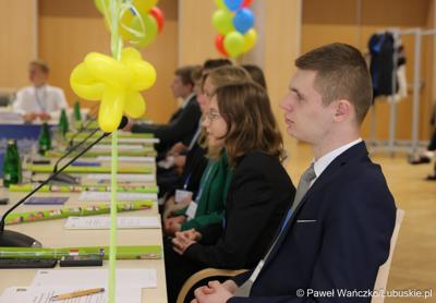 Uczestnicy jubileuszowych obrad Lubuskiego Sejmiku Dziecięcego w Zielonej Górze