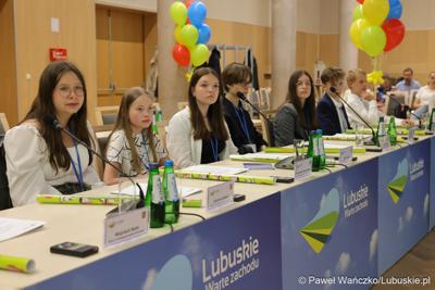 Uczestnicy jubileuszowych obrad Lubuskiego Sejmiku Dziecięcego w Zielonej Górze