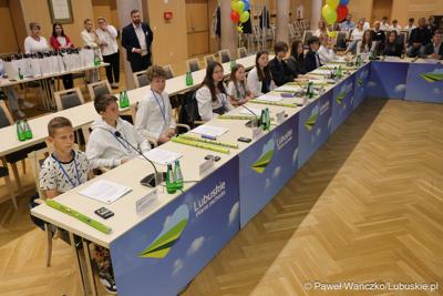 Uczestnicy jubileuszowych obrad Lubuskiego Sejmiku Dziecięcego w Zielonej Górze
