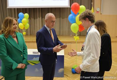 Uczestnicy jubileuszowych obrad Lubuskiego Sejmiku Dziecięcego w Zielonej Górze