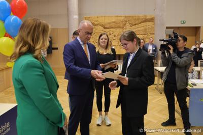 Uczestnicy jubileuszowych obrad Lubuskiego Sejmiku Dziecięcego w Zielonej Górze