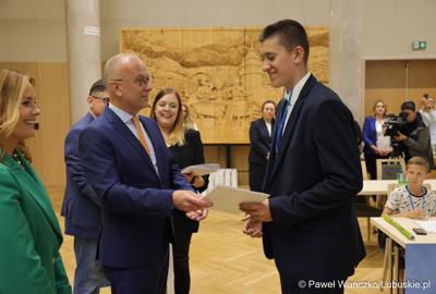 Uczestnicy jubileuszowych obrad Lubuskiego Sejmiku Dziecięcego w Zielonej Górze