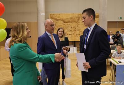 Uczestnicy jubileuszowych obrad Lubuskiego Sejmiku Dziecięcego w Zielonej Górze
