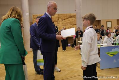 Uczestnicy jubileuszowych obrad Lubuskiego Sejmiku Dziecięcego w Zielonej Górze