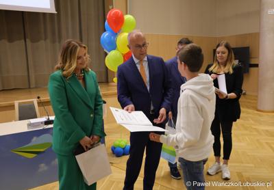 Uczestnicy jubileuszowych obrad Lubuskiego Sejmiku Dziecięcego w Zielonej Górze
