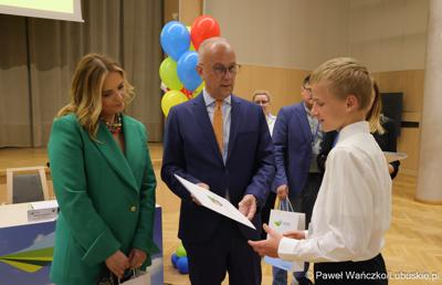 Uczestnicy jubileuszowych obrad Lubuskiego Sejmiku Dziecięcego w Zielonej Górze