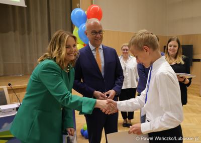 Uczestnicy jubileuszowych obrad Lubuskiego Sejmiku Dziecięcego w Zielonej Górze