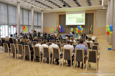Uczestnicy jubileuszowych obrad Lubuskiego Sejmiku Dziecięcego w Zielonej Górze