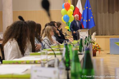 Uczestnicy jubileuszowych obrad Lubuskiego Sejmiku Dziecięcego w Zielonej Górze