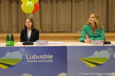 Uczestnicy jubileuszowych obrad Lubuskiego Sejmiku Dziecięcego w Zielonej Górze