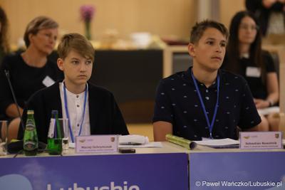 Uczestnicy jubileuszowych obrad Lubuskiego Sejmiku Dziecięcego w Zielonej Górze